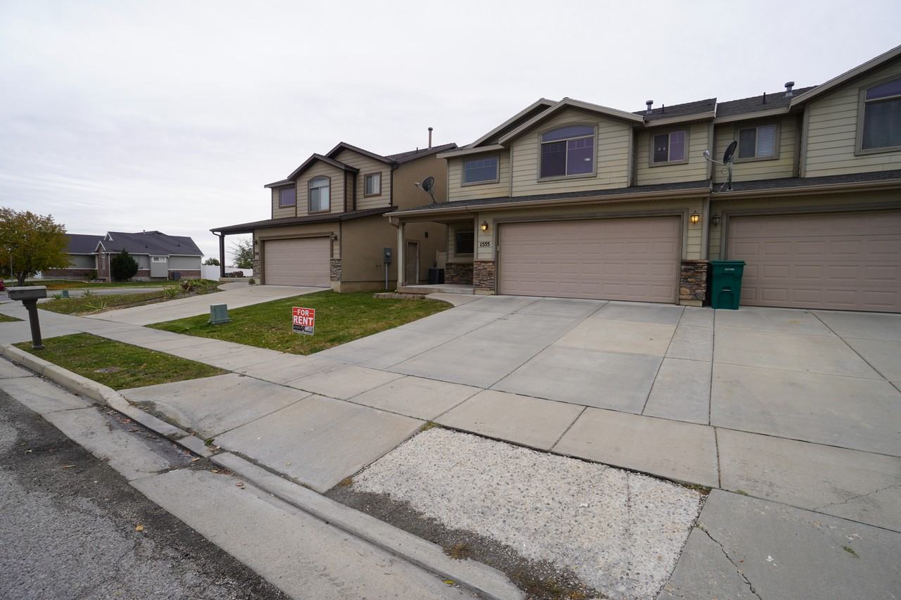 1555 Ne - Photo 2 of 29