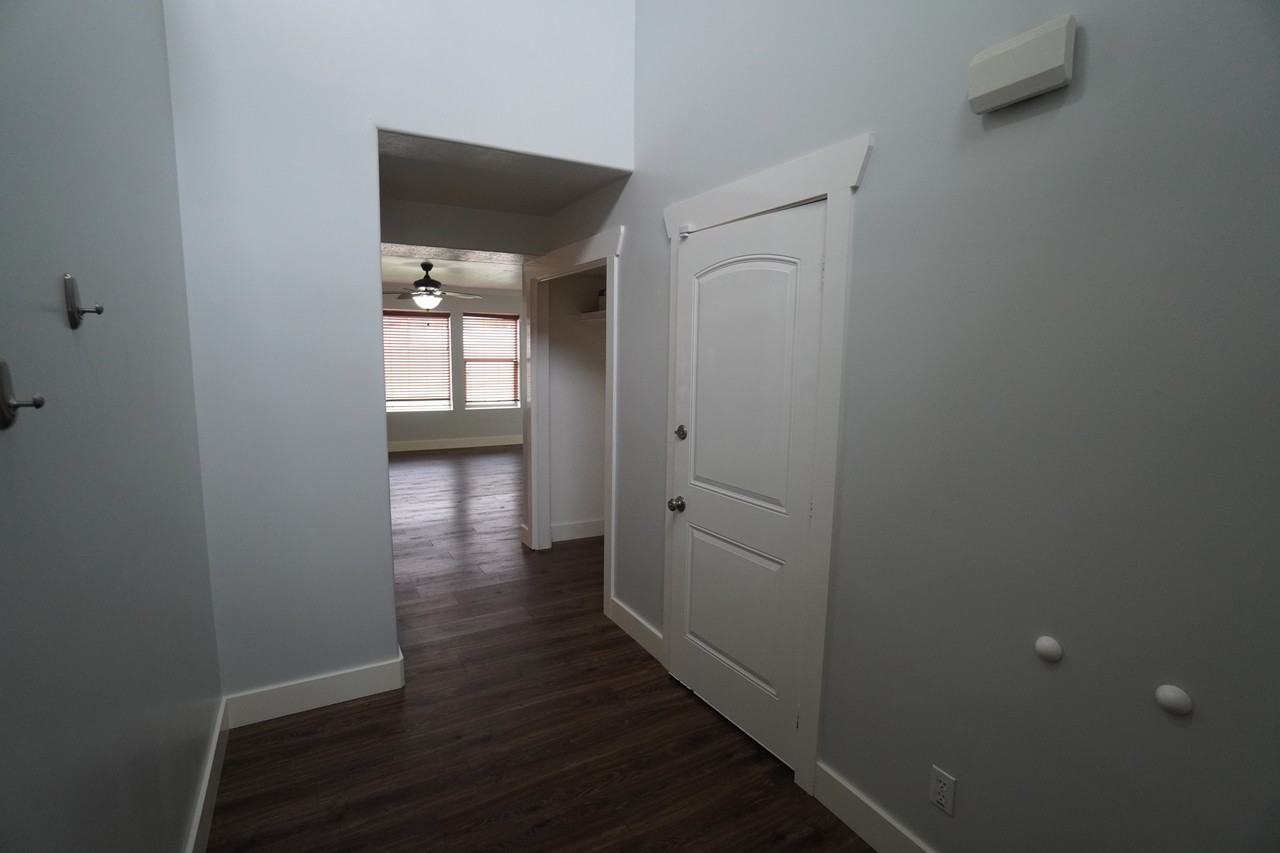 1555 Ne - Photo 4 of 29