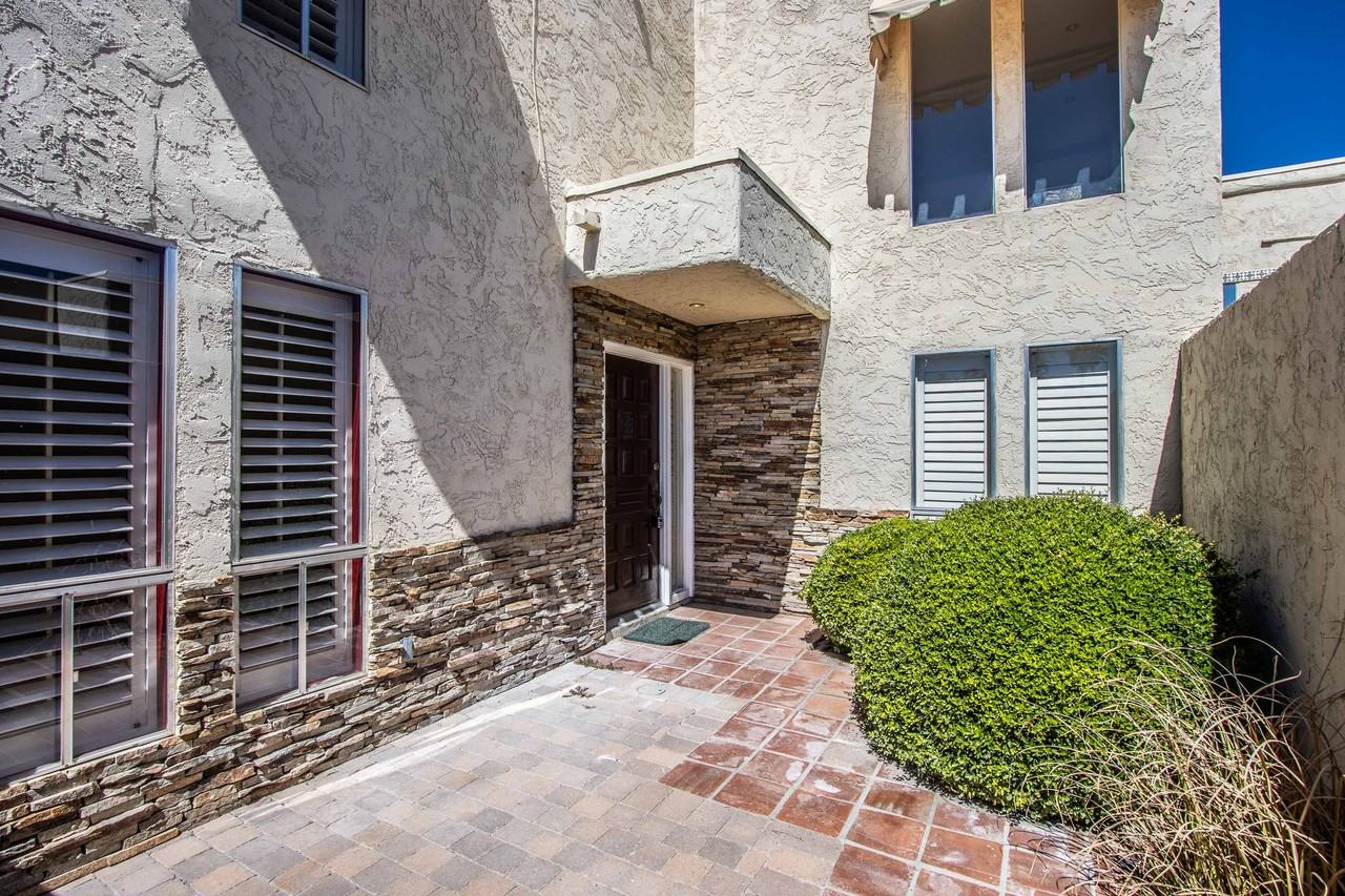 140 W Victoria Sq - Photo 3 of 35