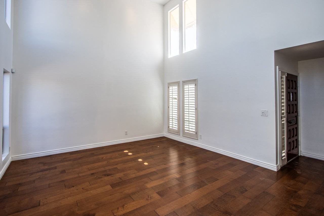 140 W Victoria Sq - Photo 4 of 35