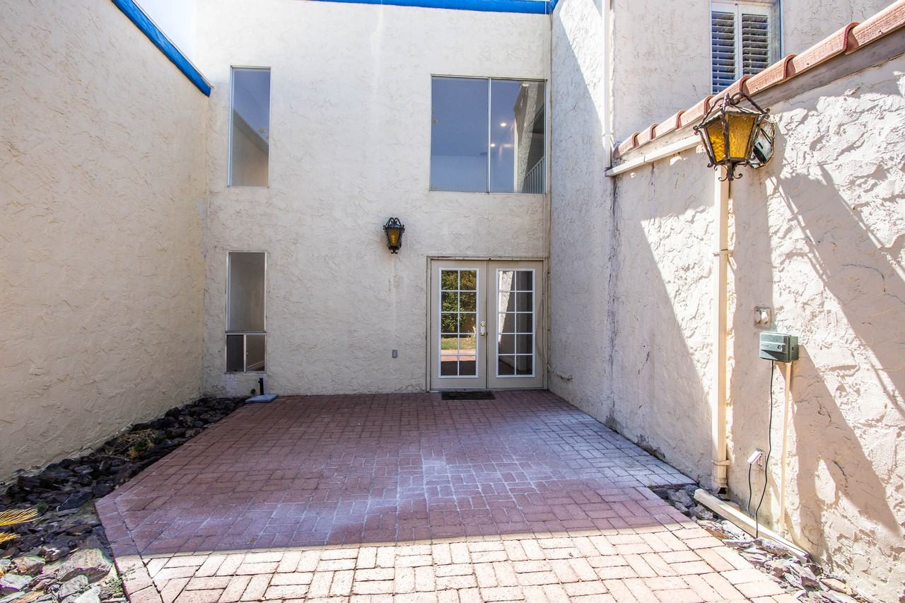 140 W Victoria Sq - Photo 5 of 35