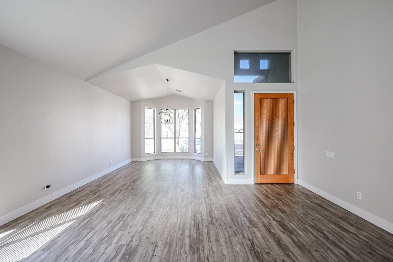 2355 N Travis Cir - Photo 7 of 32