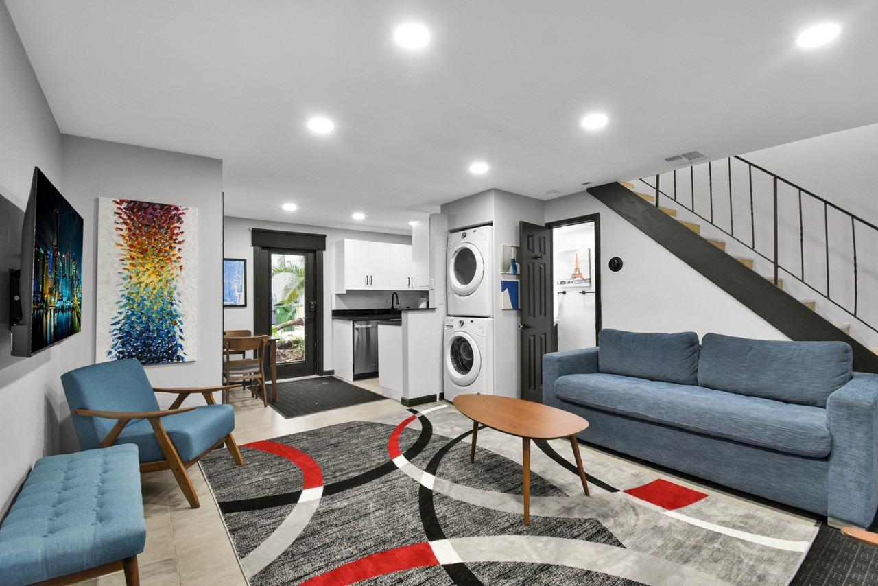 621 NE 28th St - Photo 2 of 49