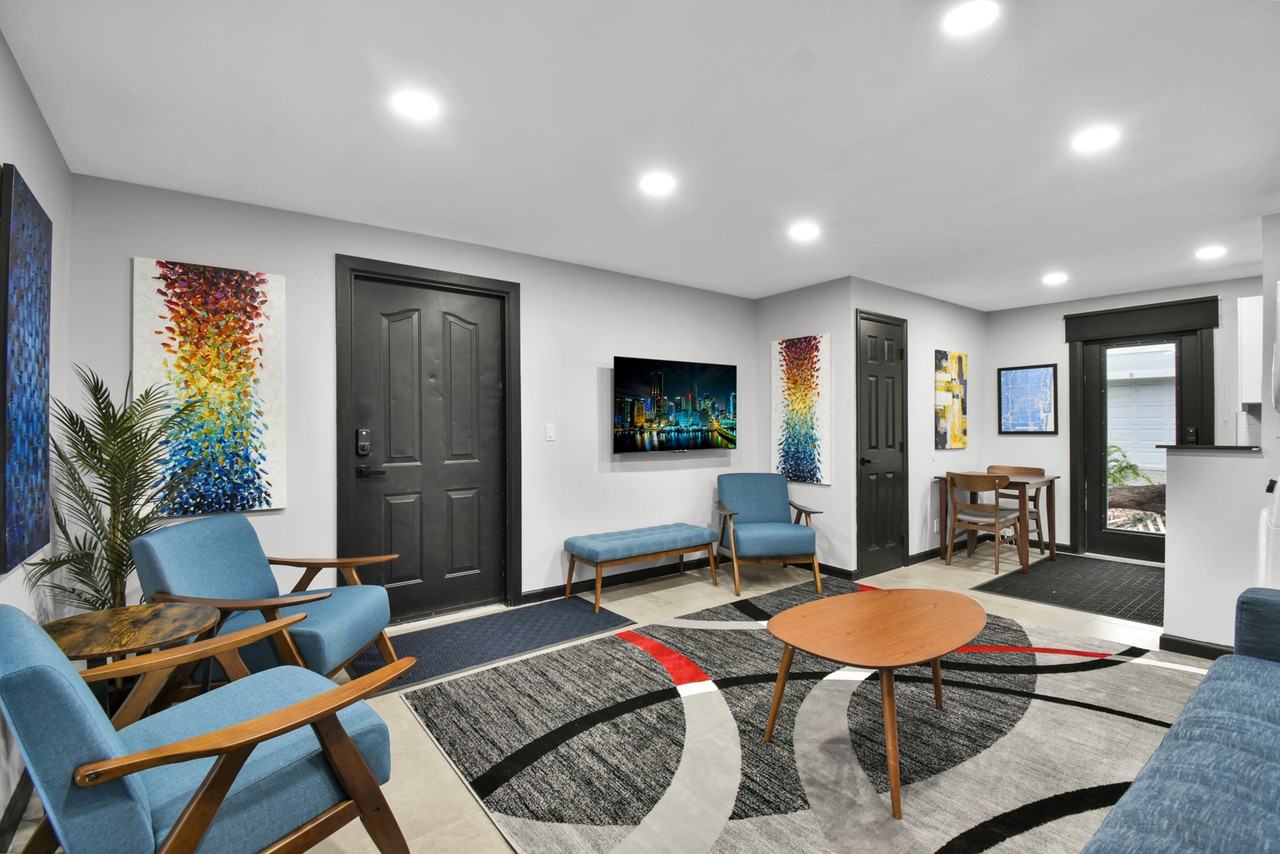 621 NE 28th St - Photo 3 of 49