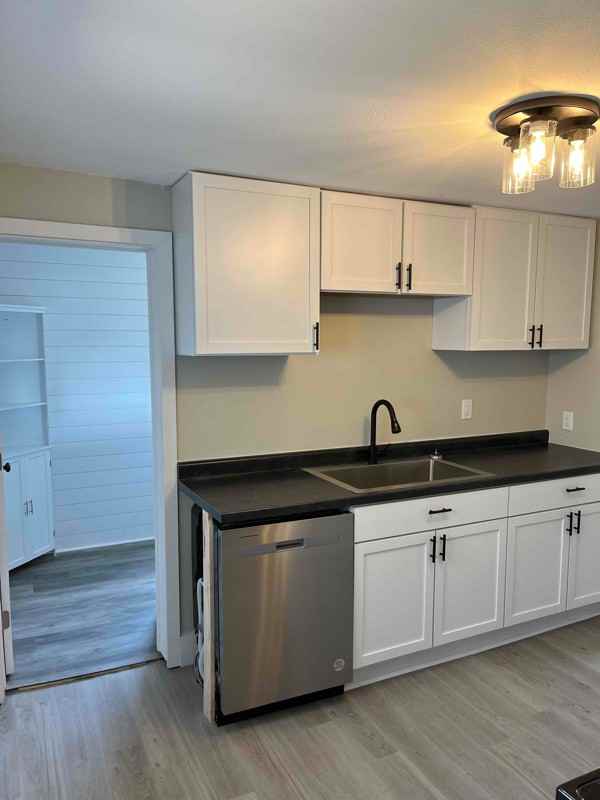 103 S Spruce St - Photo 2 of 7