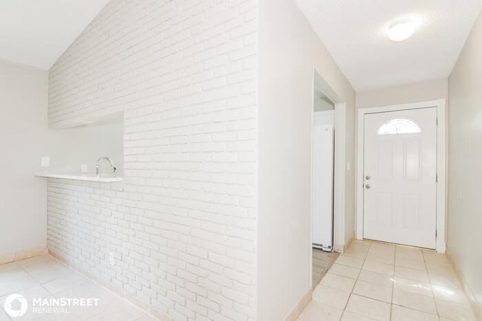 1936 Pinehurst Dr - Photo 3 of 16