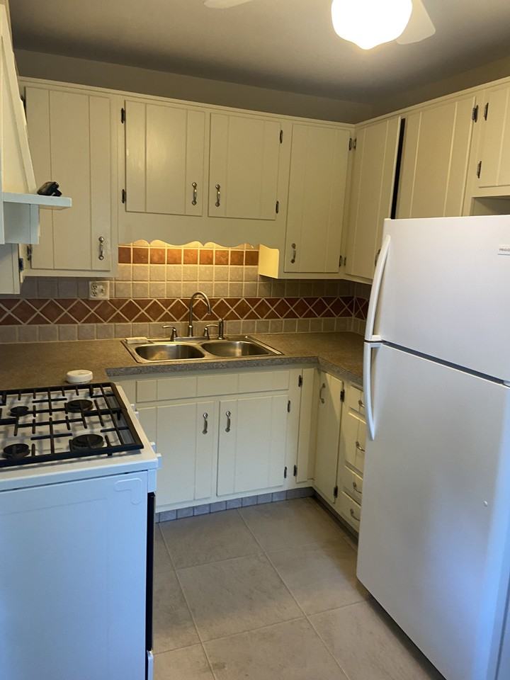 1039 Vine St #NA - Photo 2 of 10