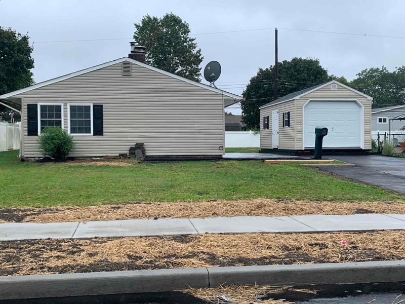 260 Pinewood Dr - Photo 2 of 9