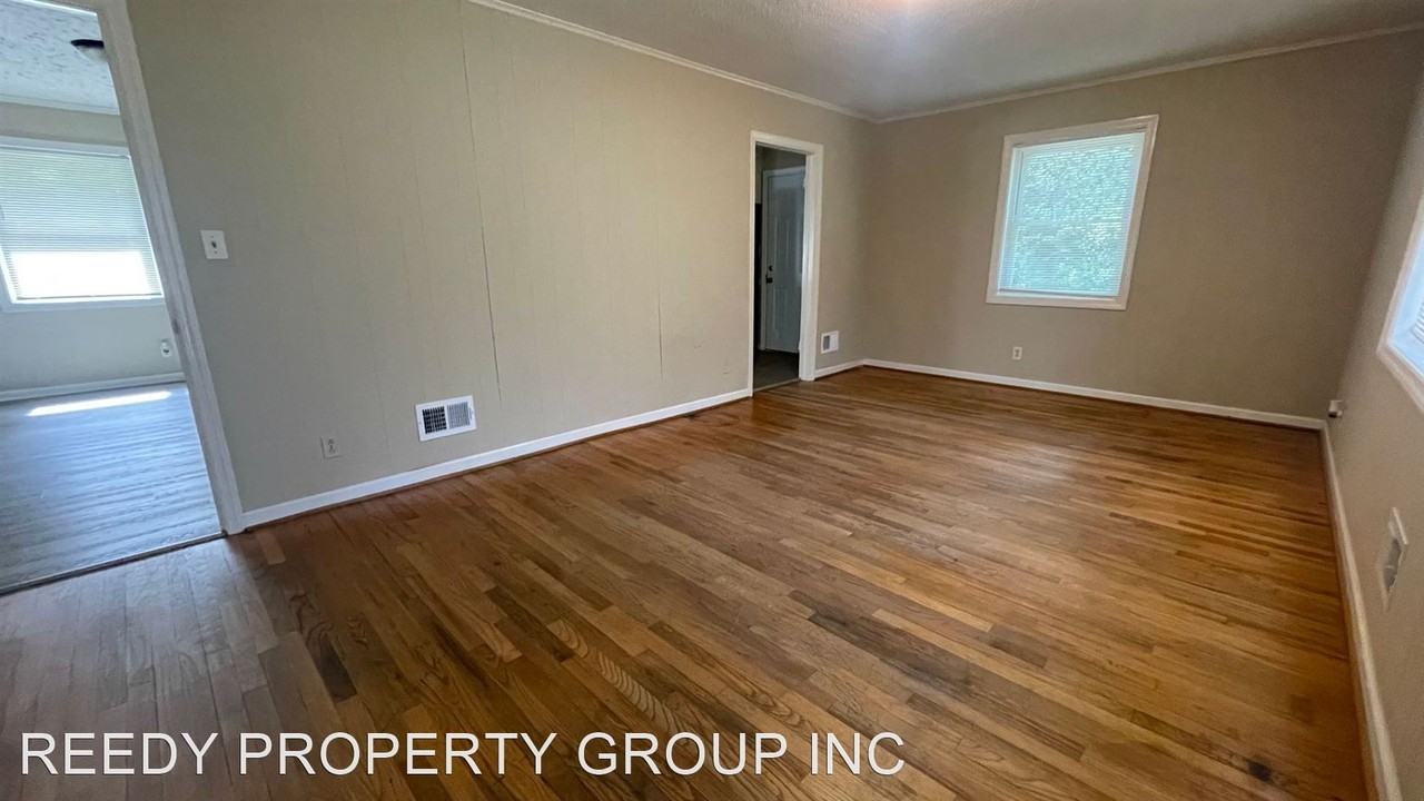 930 Bethesda Rd - Photo 2 of 10