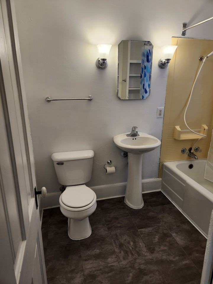 724 East Walnut Street - Photo 4 of 5