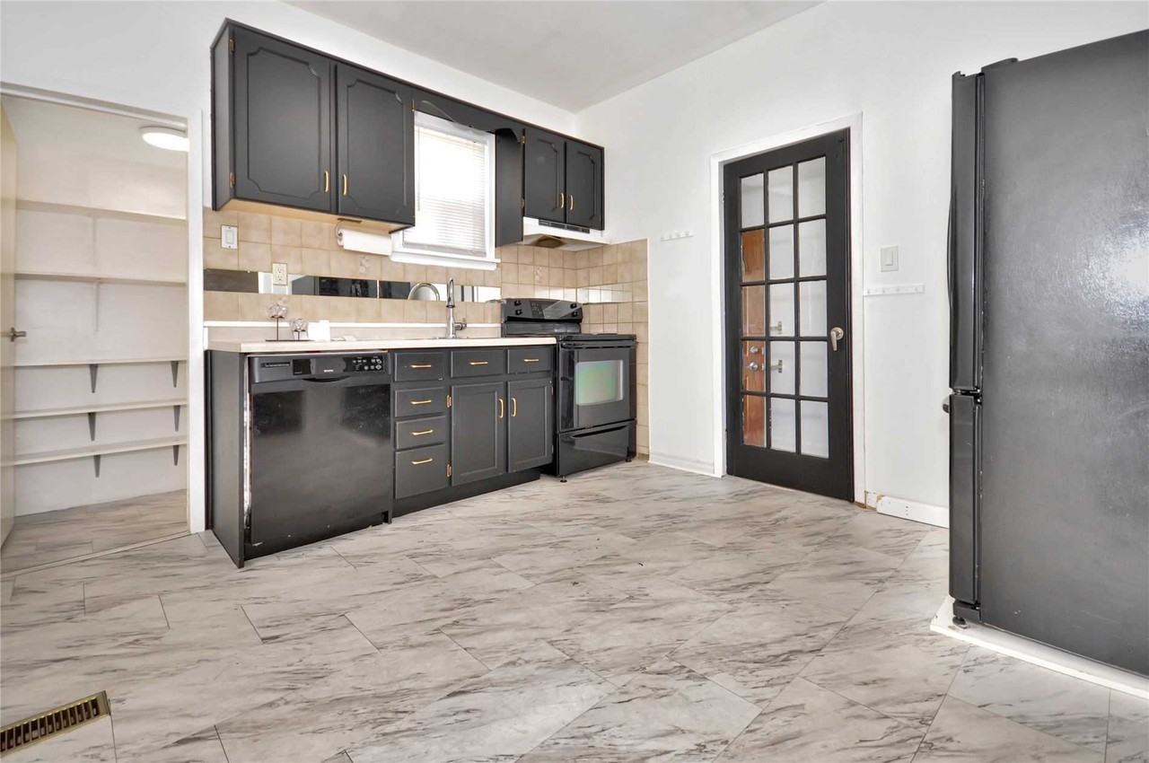 147 Victoria Avenue North - Photo 2 of 19