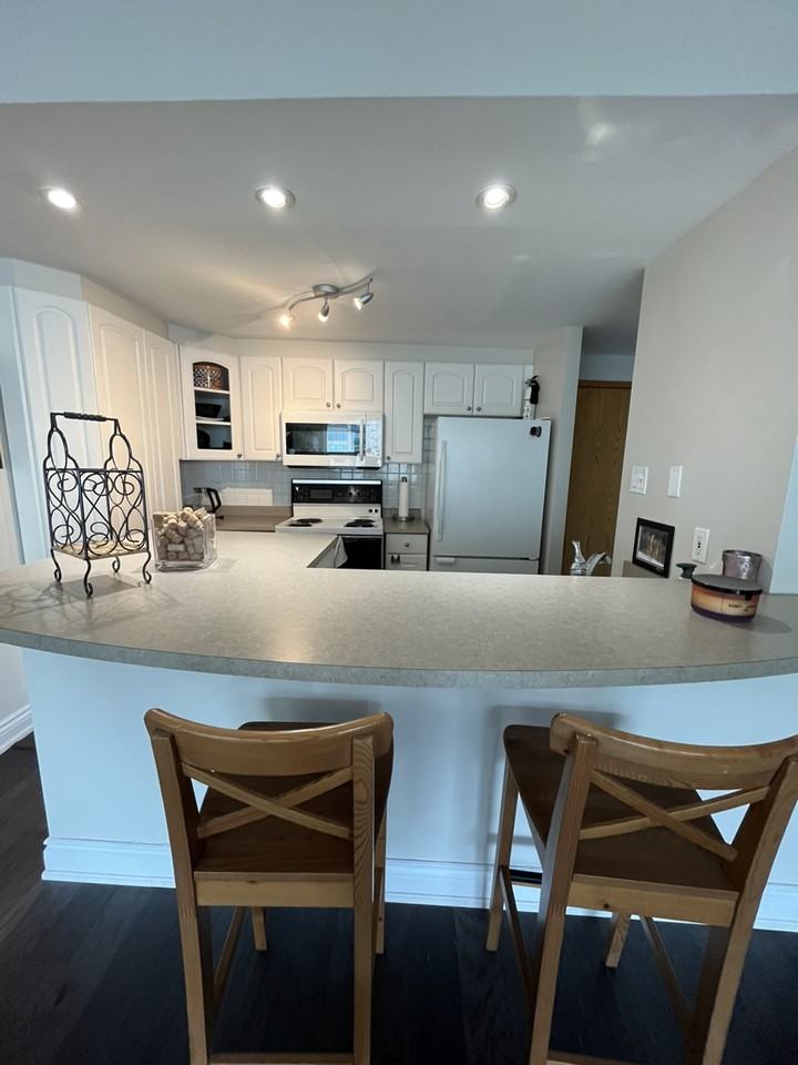 99 Harbour Sq - Photo 5 of 17