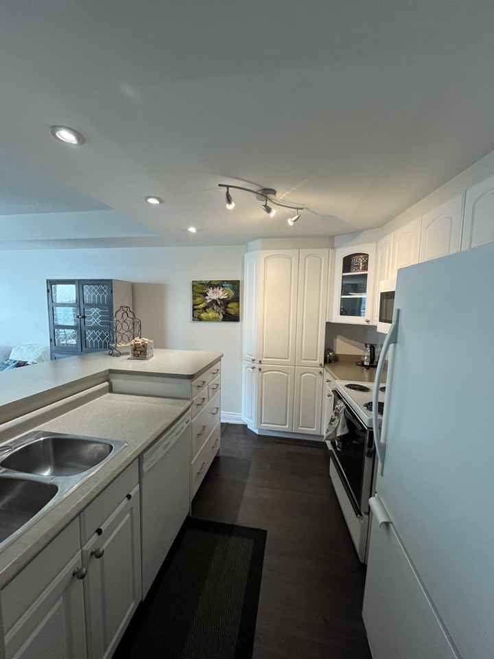 99 Harbour Sq - Photo 7 of 17