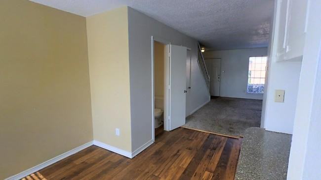 520 W 8th St - Photo 2 of 11