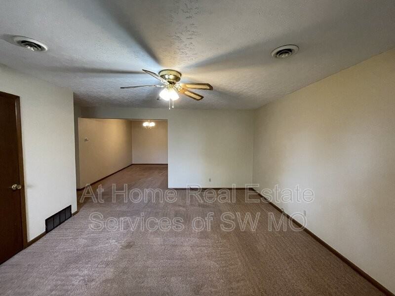 1906 Bellerive Dr - Photo 2 of 9