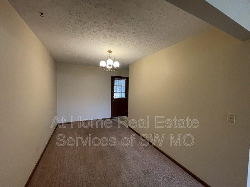 1906 Bellerive Dr - Photo 3 of 9