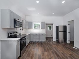 featured image of 652 E 21st St