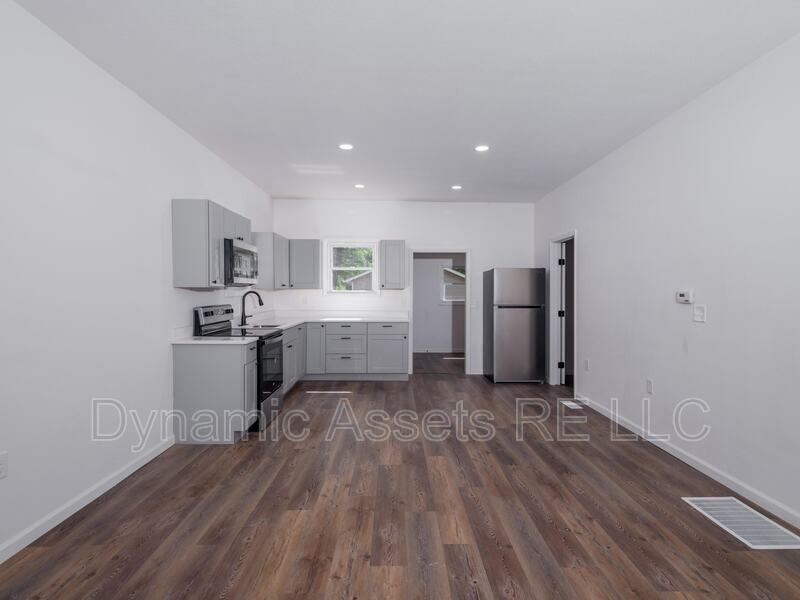 652 E 21st St - Photo 2 of 17