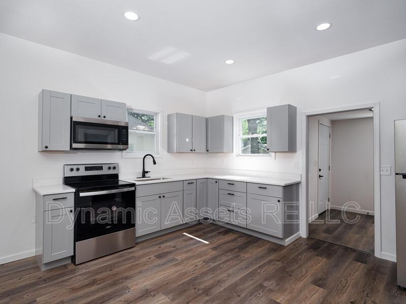 652 E 21st St - Photo 3 of 17