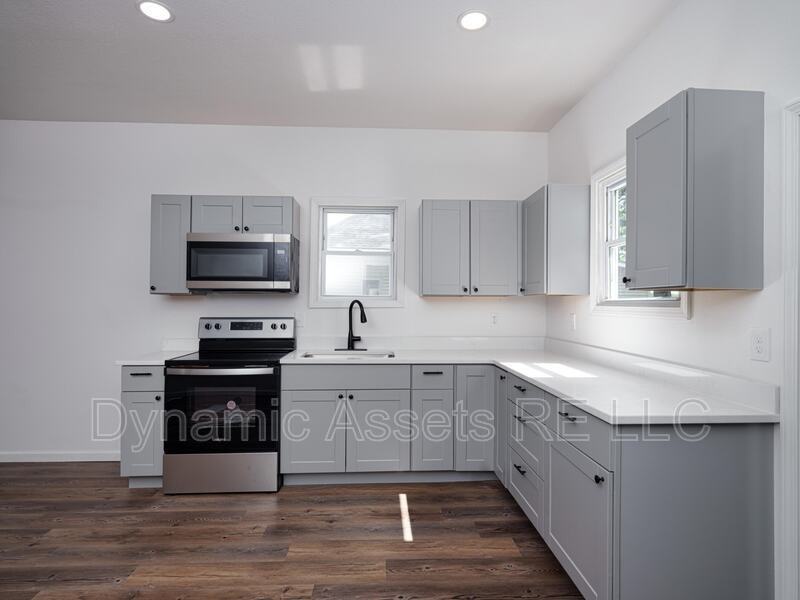 652 E 21st St - Photo 4 of 17