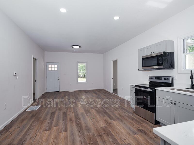 652 E 21st St - Photo 5 of 17