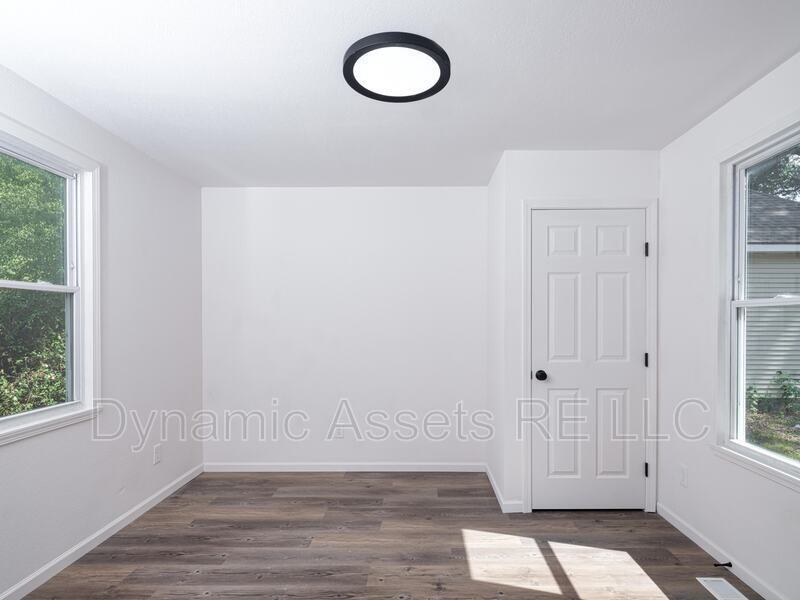 652 E 21st St - Photo 7 of 17