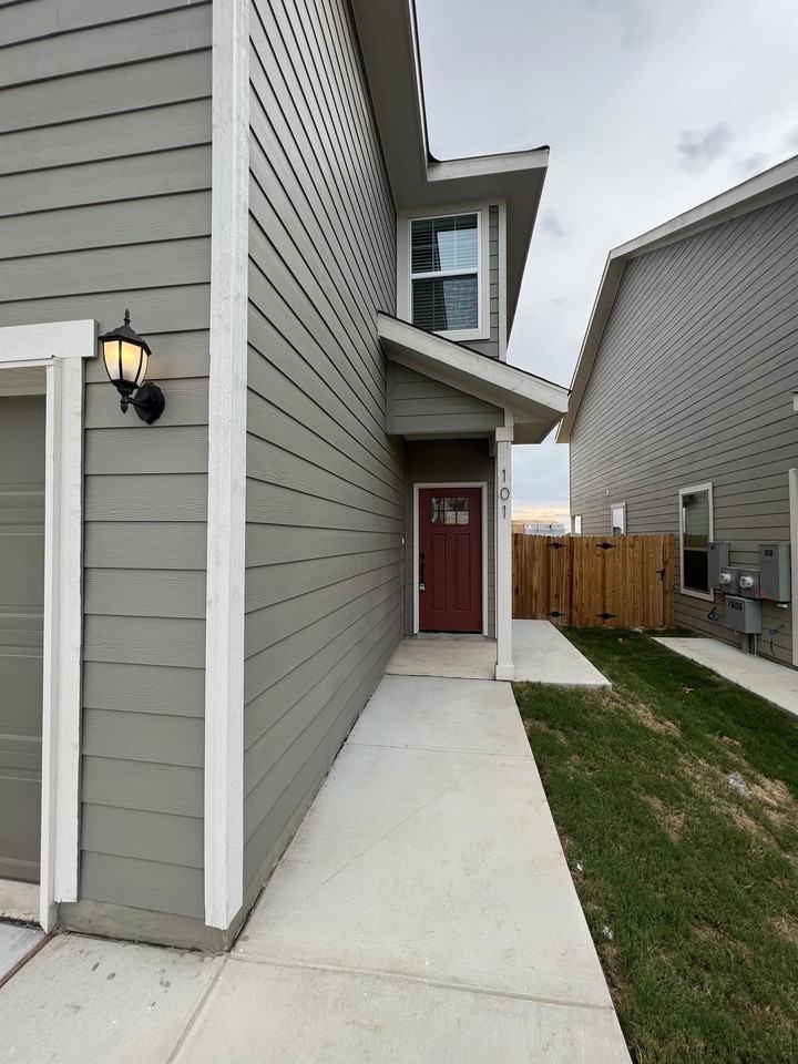 7610 Gramercy Way #101 - Photo 5 of 35