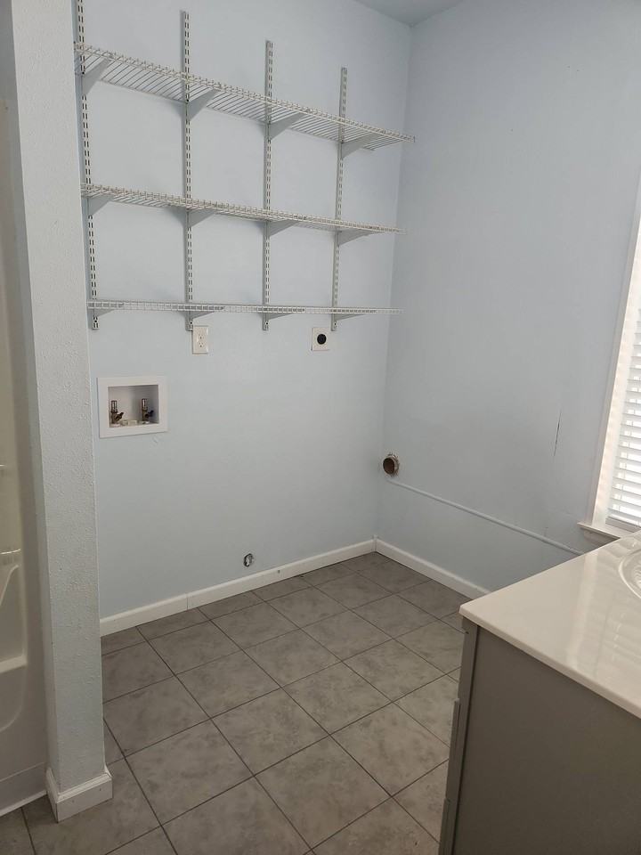 323 W 2nd St #2 - Photo 7 of 9