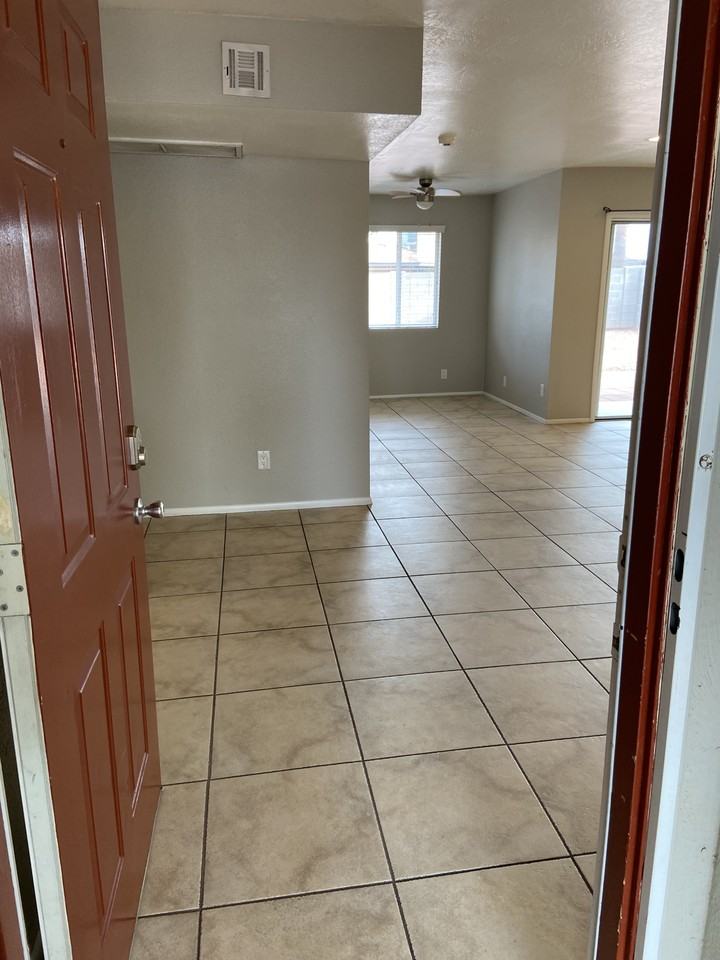 711 N May #NA - Photo 2 of 17