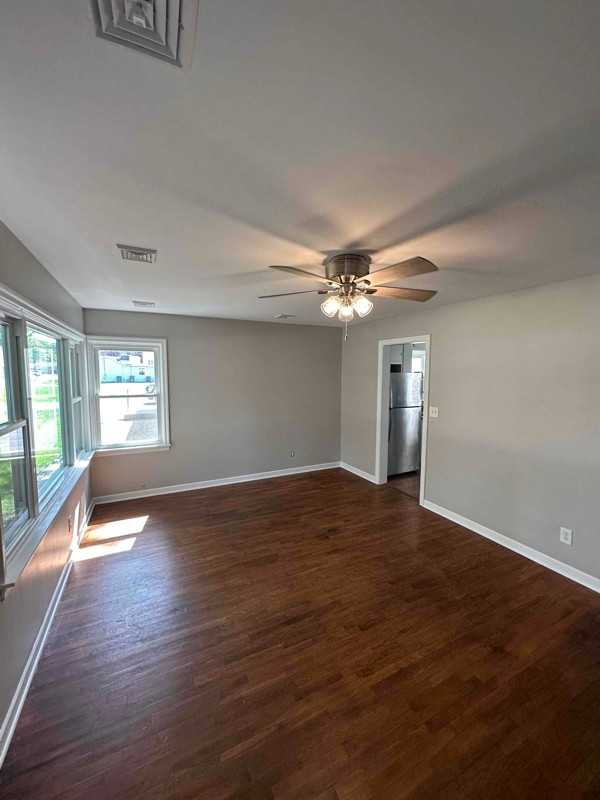 126 N School St - Photo 3 of 11