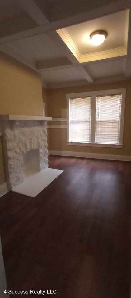 1042 Greenlaw Ave - Photo 2 of 12