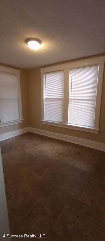 1042 Greenlaw Ave - Photo 3 of 12