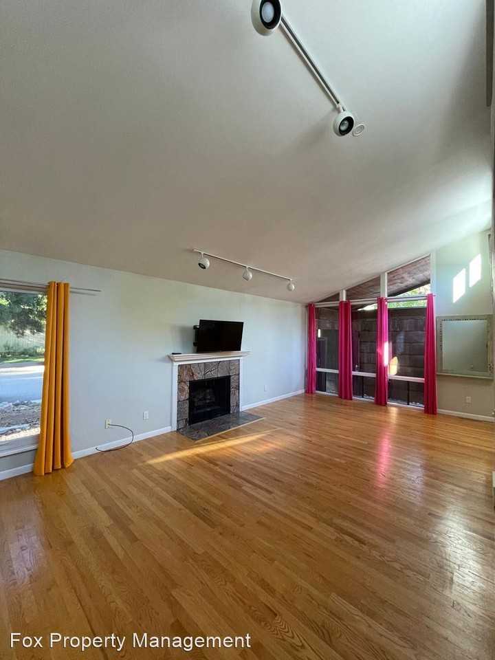 2460 Juniper Ave - Photo 2 of 35