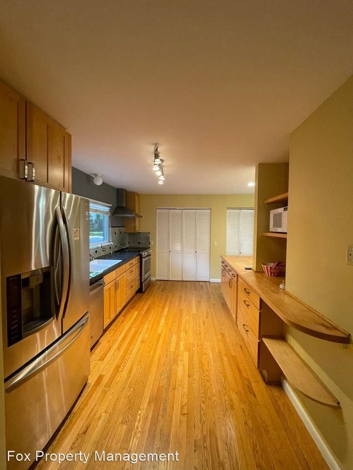 2460 Juniper Ave - Photo 3 of 35