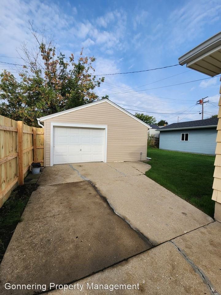 5914 42nd Ave - Photo 3 of 25