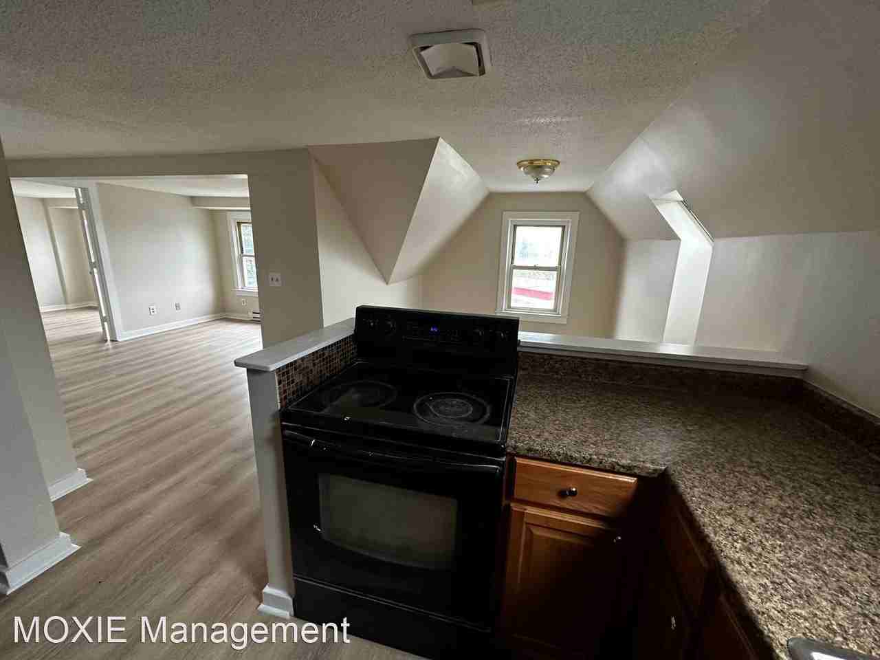 537 Bank St - Photo 2 of 11