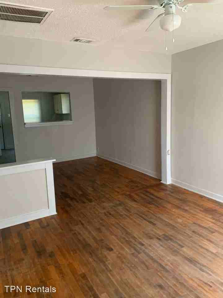 417 Montgomery St - Photo 3 of 8