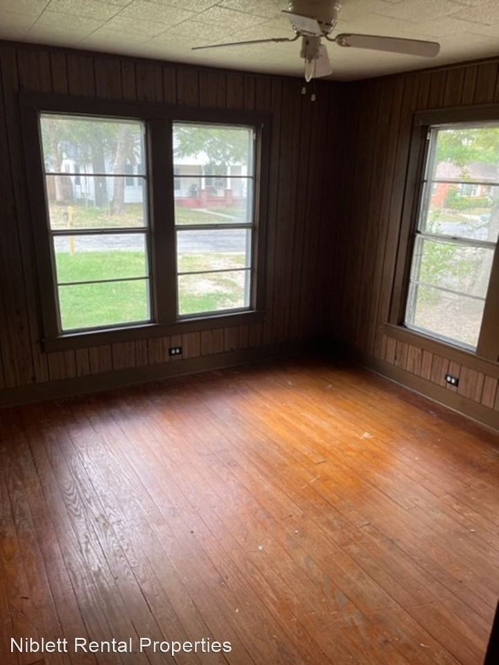 703 W 9th St - Photo 2 of 11