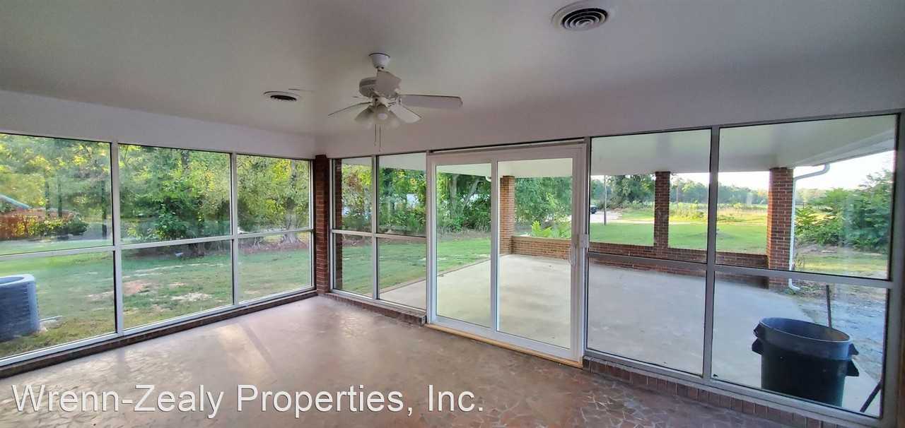 1073 Sutton Ct - Photo 3 of 16