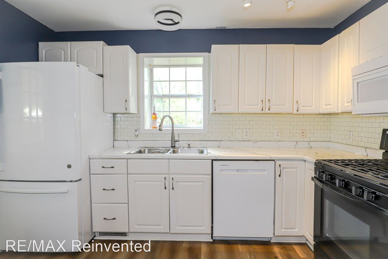 1004 Oleander Dr - Photo 2 of 19