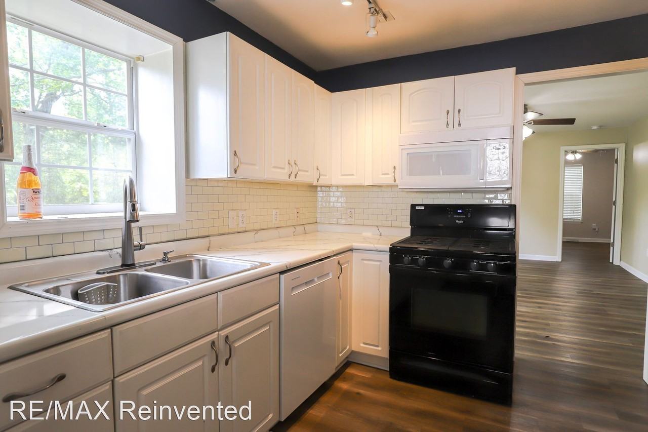 1004 Oleander Dr - Photo 3 of 19