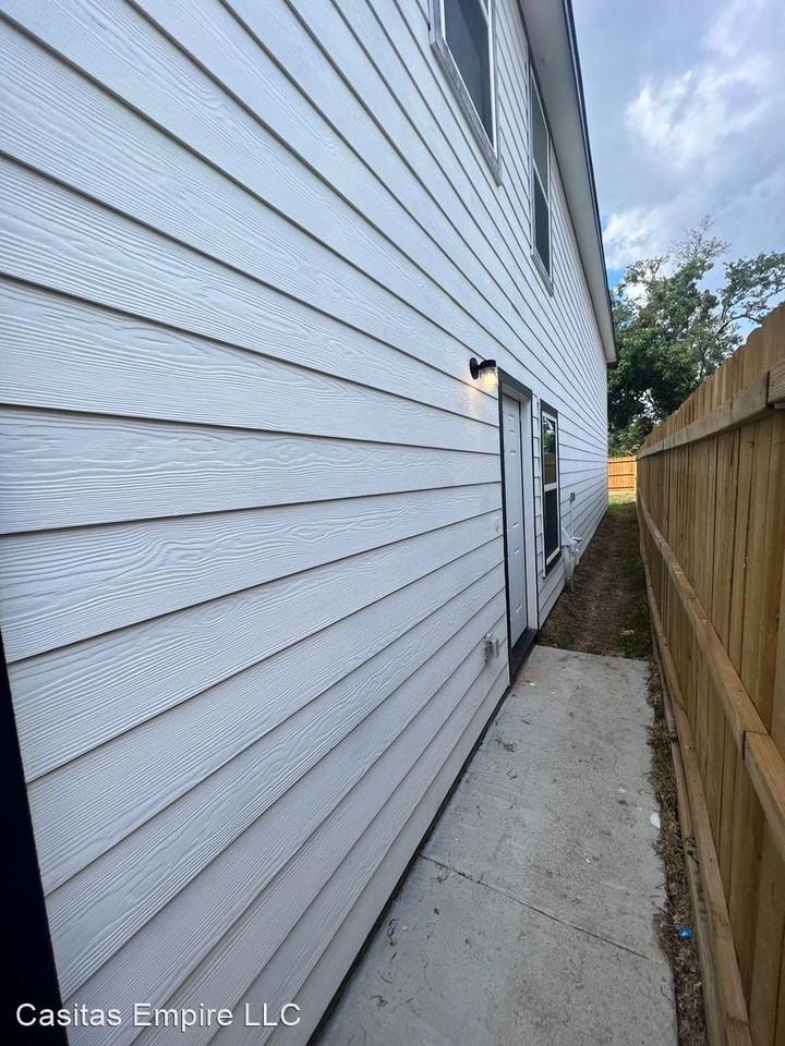 8157 Homewood Ln. Houston 77028 - Photo 2 of 6