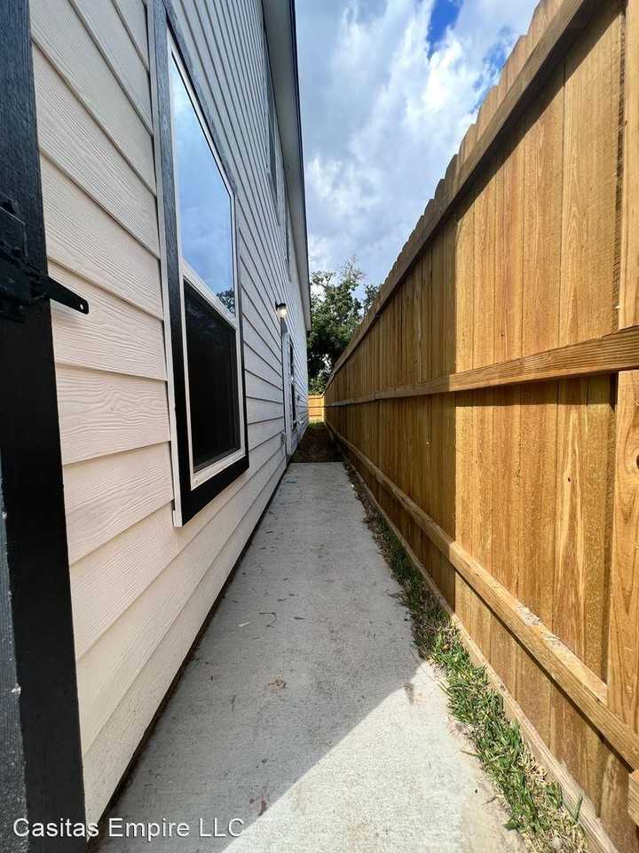 8157 Homewood Ln. Houston 77028 - Photo 3 of 6