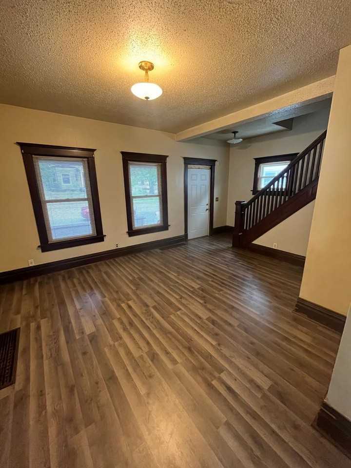 606 N 9th St - Photo 3 of 7