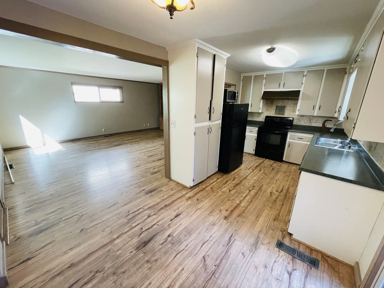 3333 Marlette Cir - Photo 4 of 32