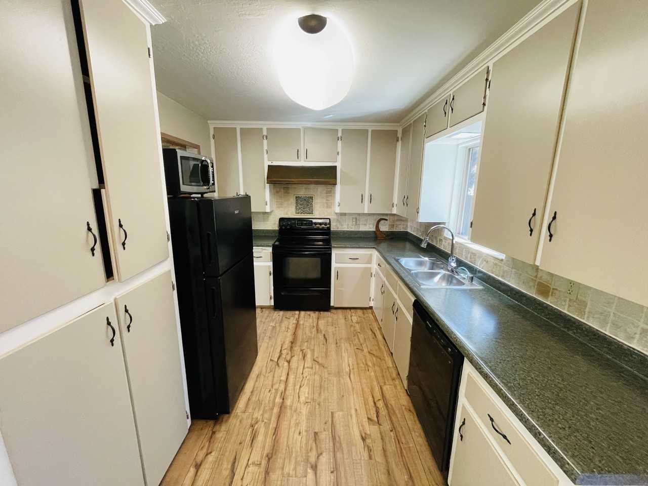 3333 Marlette Cir - Photo 5 of 32