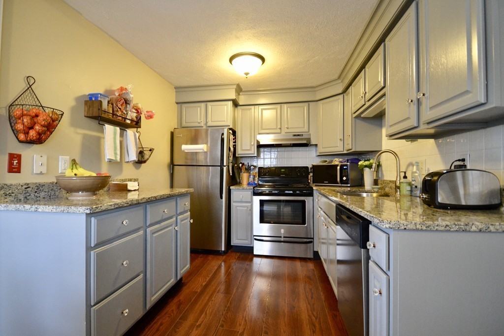 99 Central St - Photo 3 of 10