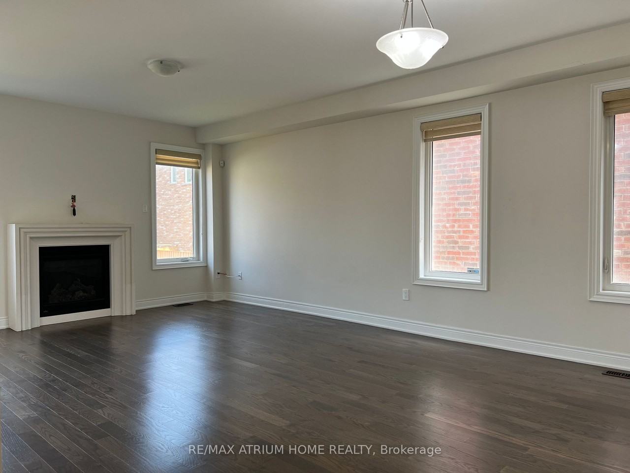 22 Mondial Crescent - Photo 3 of 8