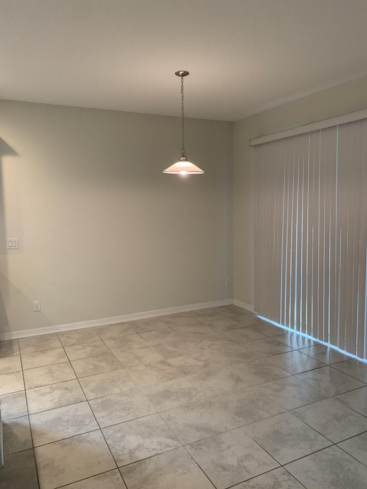 1786 Chatsworth Cir #1 - Photo 4 of 9