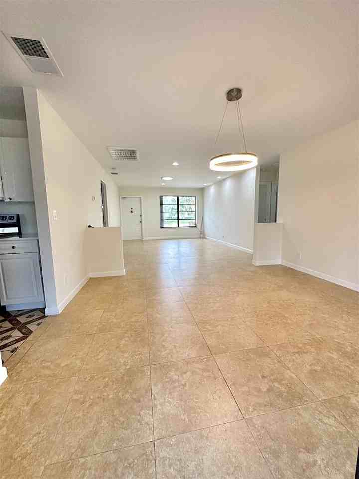 304 Ne 38th St - Photo 3 of 8